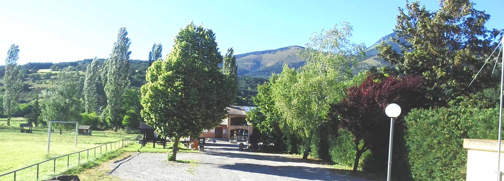 entree du camping la garrigue dans les hautes alpes